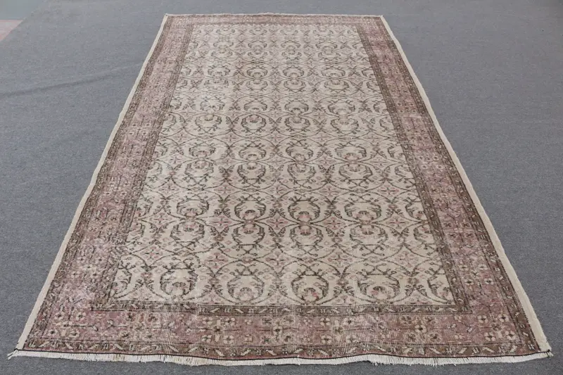 Eleganter beigefarbener Orientteppich, 9,5 x 9,55 Fuß mit braunen Akzenten