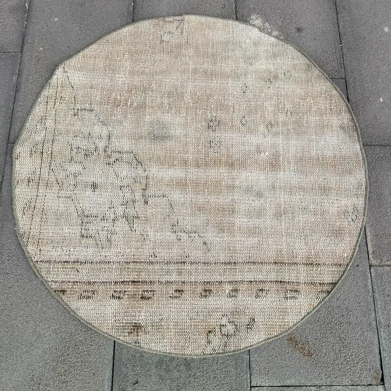 3x3 Fuß Teppich in Beige und Schwarz, gepunktetes Muster