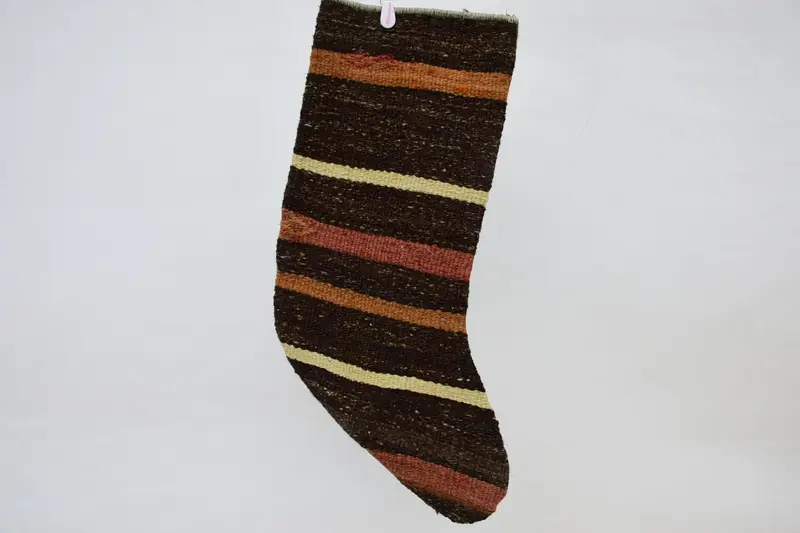 Kahverengi ve Bej Noel Süsleri Çorabı, Şenlikli Tatil Dekoru