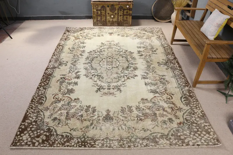 エレガントなベージュ&ブラウンの花柄ラグ、6.4x9.3フィートのシックな装飾