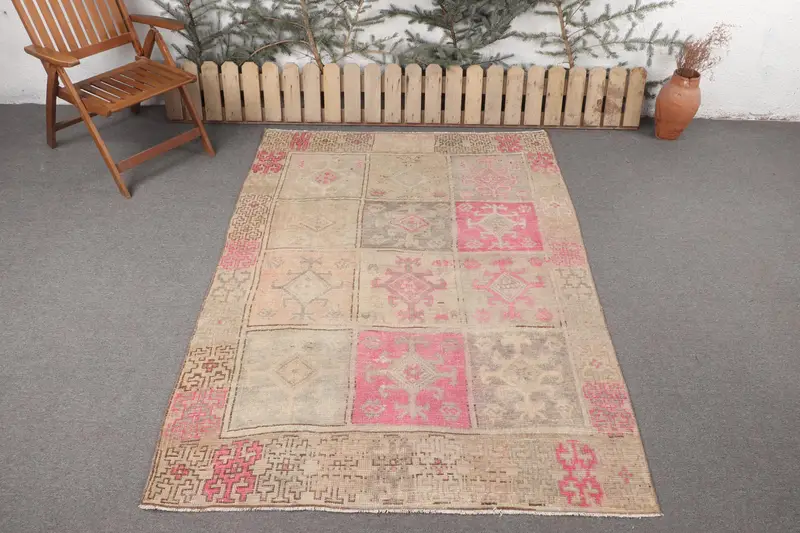 Handmade Beige Ombré Rug, 5,1x7,3 ft with Pink Accents