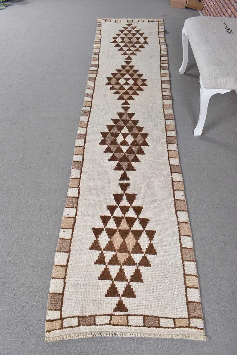 Beiger marokkanischer Teppich, 0,2 x 10,7 Fuß, elegantes Dekor