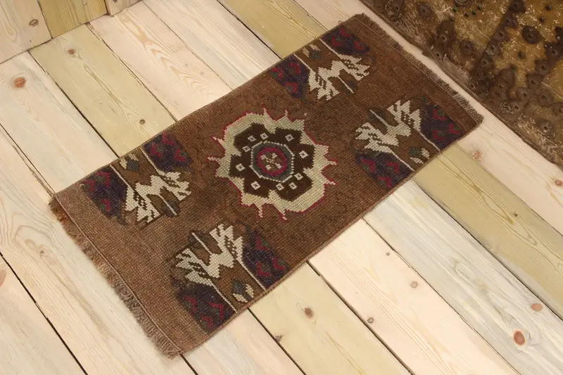 Türkischer Vintage-Teppich, 1,3 x 2,7 Fuß großer Oushak-Teppich, brauner Wollteppich mit Blumenmuster - 1