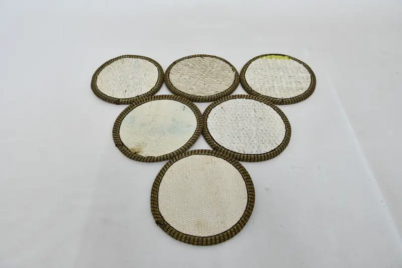 Posavasos elegantes en color beige, juego de seis almohadillas circulares antideslizantes