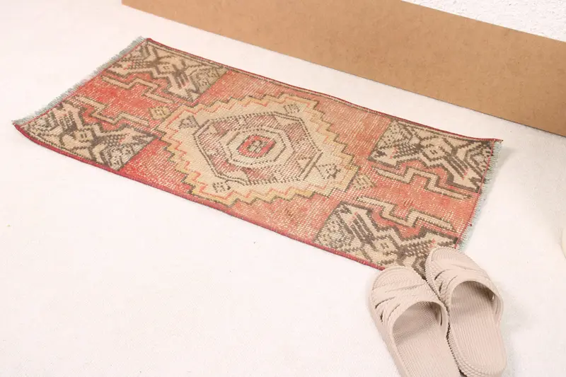 Vintage Halı, 1.3x2.6 ft Küçük Halı, Kırmızı Hayvan Baskı Yün Türk Halısı - 1