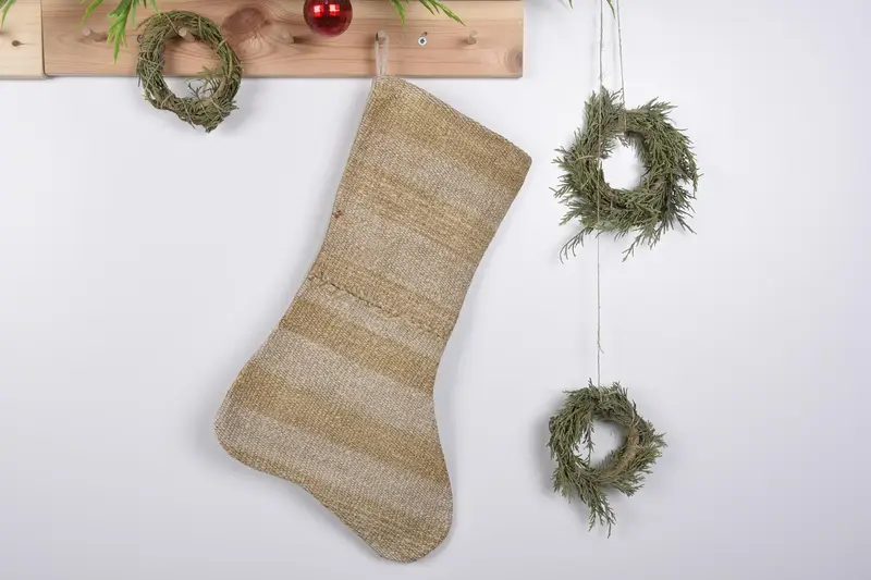 Şenlikli Noel Süsleri Deseni, 19 İnç Geniş Tatil Çorabı