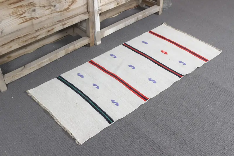 Alfombra pequeña vintage de 1,9x4,3 pies, alfombra de lana turca Ikat blanca - 1