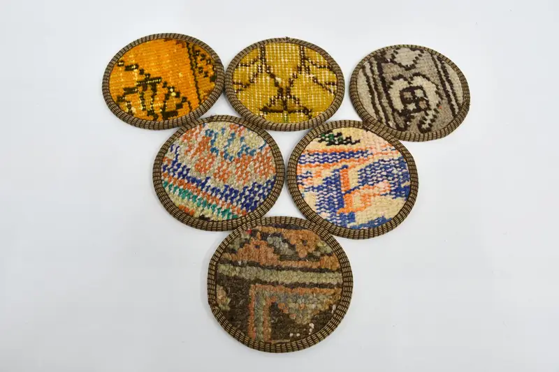 Elegantes posavasos naranjas y amarillos, protección de mesa premium