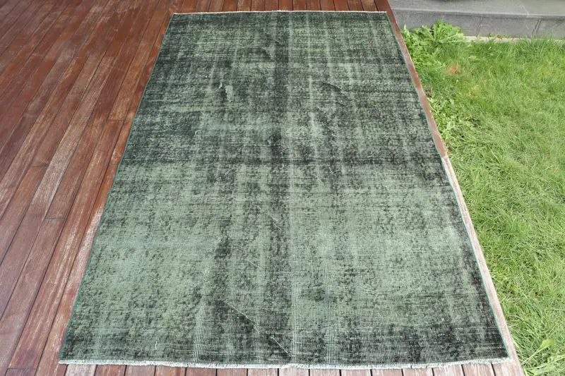 Handgefertigter Teppich in Grün und Schwarz, 0,4 x 7,6 Fuß, gestreift, geometrisch