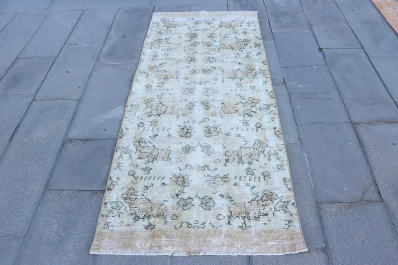 Elegante alfombra marroquí beige, 2,7x6,3 pies con detalles en verde