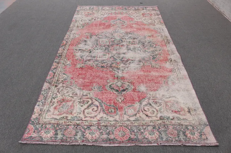 Roter Orientteppich, 9,1 x 9,06 Fuß mit blauen Akzenten