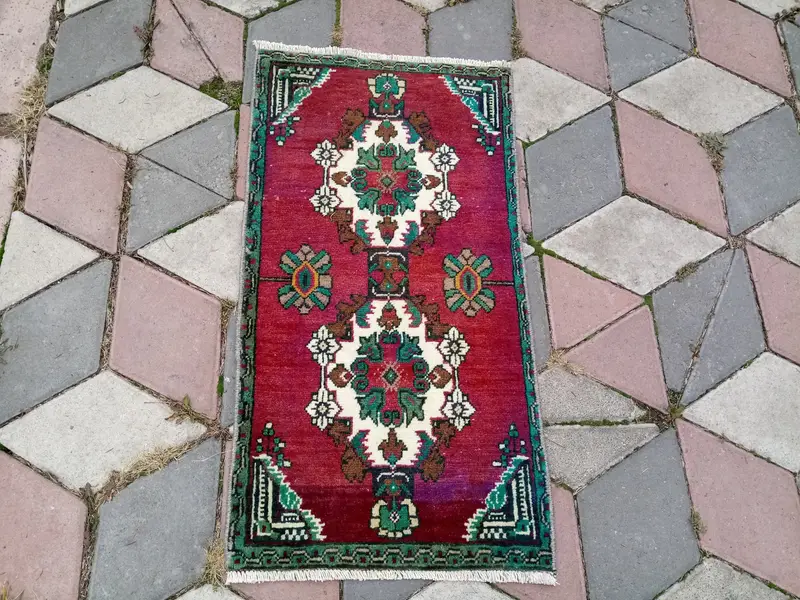 Kırmızı Halı, 1,5x2,75 ft Düz Yeşil Vurgulu