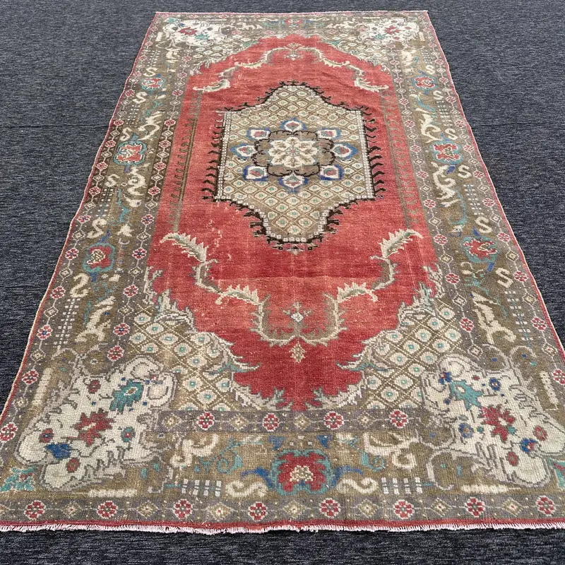 Yeşil Desenli Kırmızı Halı, 0,5x9,6 ft Zarif Dekor