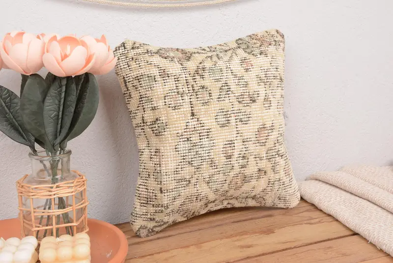 Beige & Braun besticktes Blumenkissen, handgemachtes Vintage Kissen