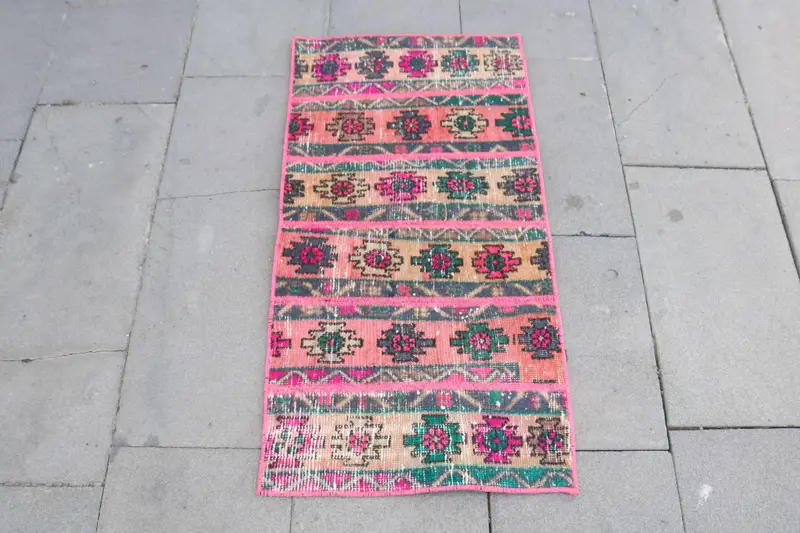 Türkischer kleiner Teppich, 1,6x3,2 ft Vintage Teppich, rosa abstrakter Wollteppich - 1