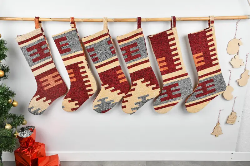 Şenlikli Noel Süsleri Deseni, 8 İnç Geniş Tatil Çorabı