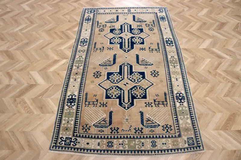 Alfombra vintage turca, alfombra Oushak de 4,7x7,7 pies, alfombra de lana con estampado animal azul - 1