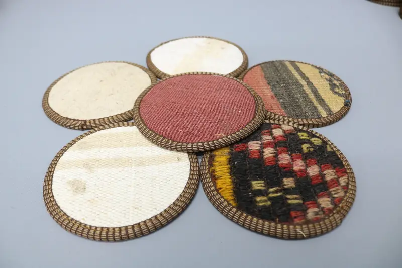 Böhmischer runder Untersetzer, weißer und roter Untersetzer