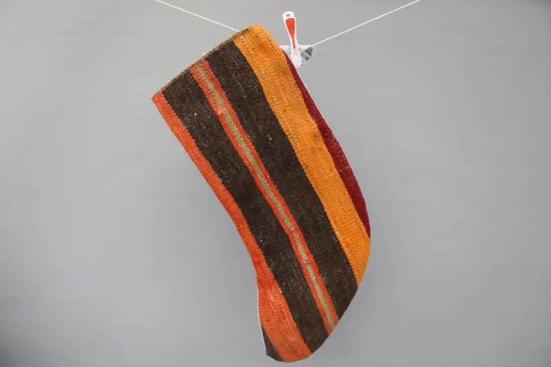 Patrón de adornos navideños festivos, calcetín de 9 pulgadas marrón y naranja