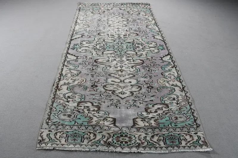 Türkischer Vintage-Teppich 4,2 x 9 Fuß, Oushak-Wollteppich mit grauen Pflanzen und Bäumen - 1