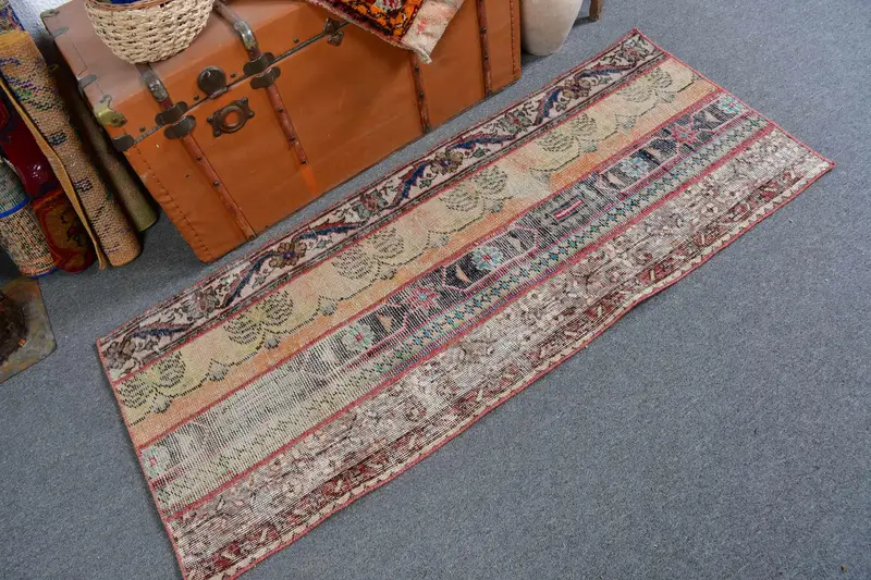 Kleiner türkischer Vintage-Teppich 2,2 x 5,4 Fuß, roter Oushak-Wollteppich - 1