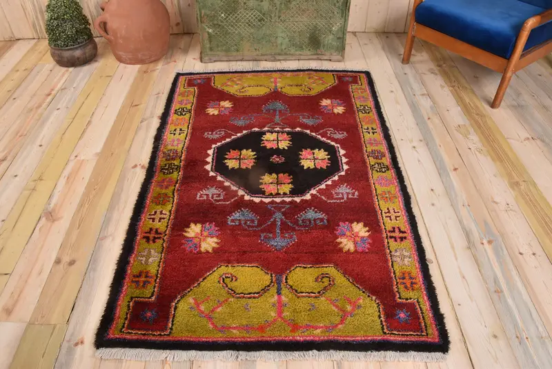 Elegante Alfombra Ikat Roja, 3,6x5,8 ft con Detalles Verdes