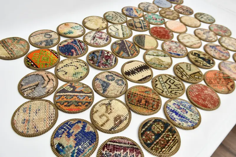 Posavasos redondo con diseño de arcoíris bohemio, duradero y elegante.