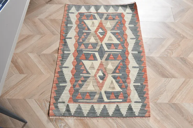 Eleganter beiger Teppich mit rotem Rand, 2,3 x 3,5 Fuß