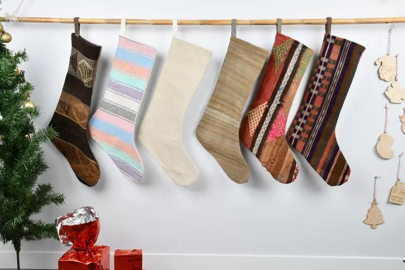 Şenlikli Noel Süsleri Deseni, 8 İnç Genişliğinde Noel Çorabı