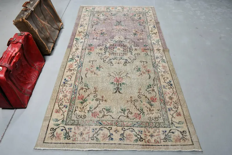 Türkischer Vintage-Oushak-Teppich, 4,1 x 7,9 Fuß, brauner Wollteppich mit Rand - 1