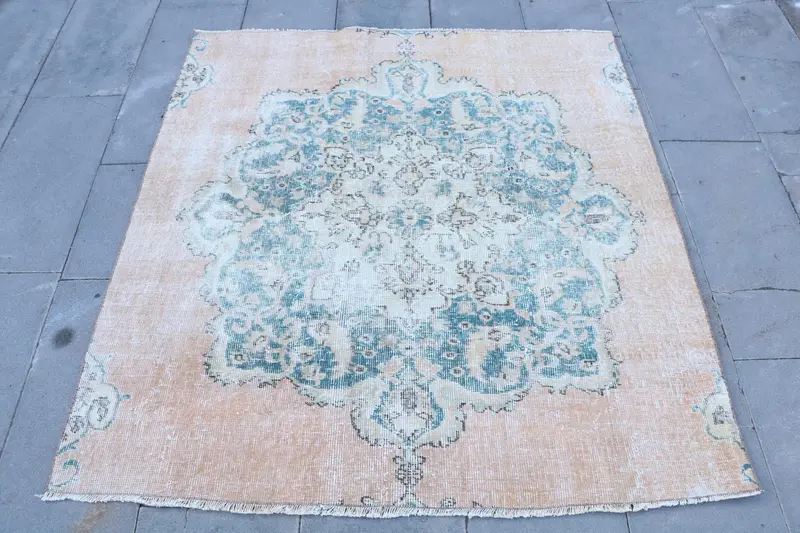 鮮やかなオレンジとグリーンのラグ、4.4x4.8フィートのペルシャ柄