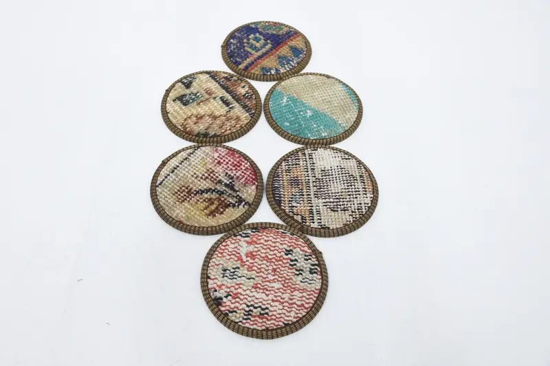 Runder Untersetzer in Boho-Grün und Bronze, einzigartiger ethnischer Untersetzer