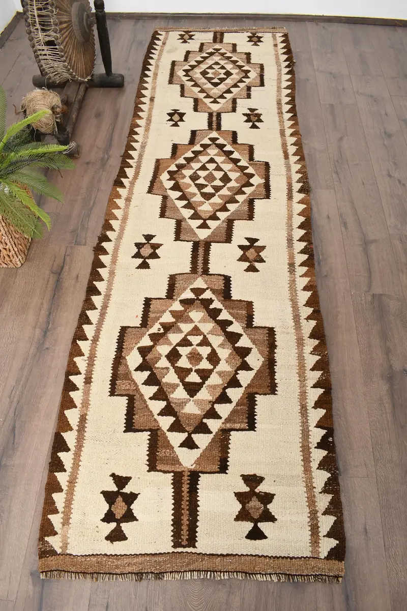 Vintage Teppich, 2,7x9,6 ft Läuferteppich, braun-weißer Kelim-Wollteppich - 1