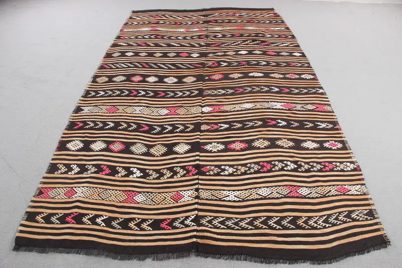 Vintage 5,7x10,7 ft Teppich, türkischer Kelimteppich, schwarzer Wollteppich mit Tiermuster - 1