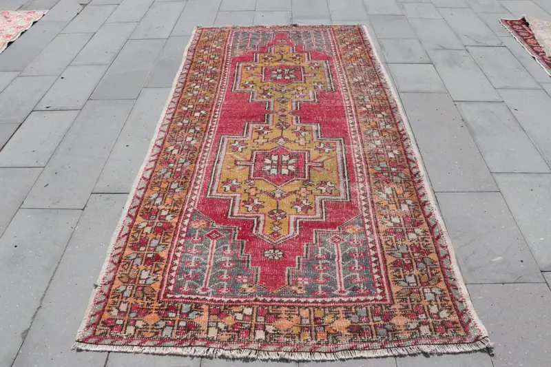 ヴィンテージ トルコ エリア ラグ 4.3x8.3 フィート (130x254 cm)、レッド オンブレ Oushak ラグ - 1