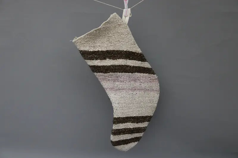 Medias navideñas beige con adornos marrones, medias festivas