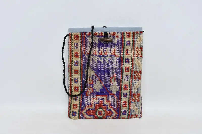調節可能なストラップ付きヴィンテージモチーフ付きウールキリムバッグ、クロスボディキリムバッグ