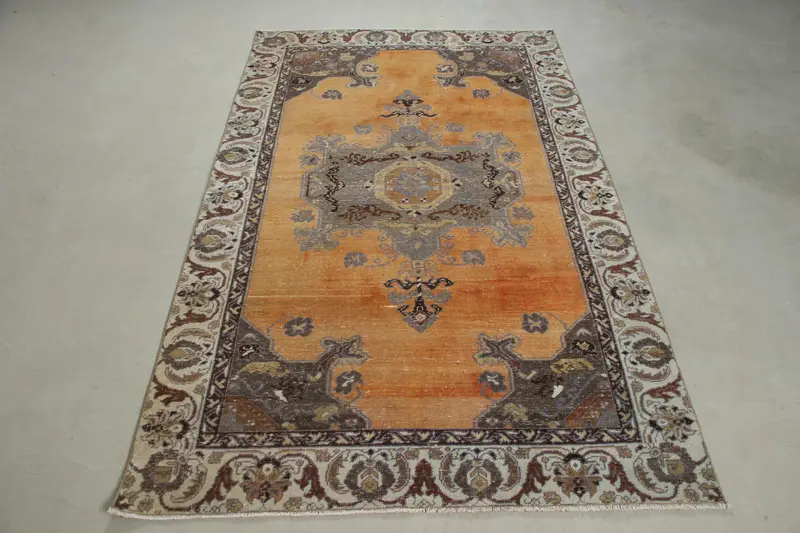 Teppich mit Tiermuster in Orange und Lila, 4,4 x 7,3 Fuß