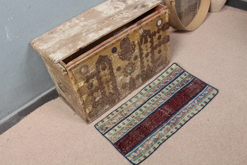 Alfombra verde y morada, 40 x 80 cm, a rayas con formas geométricas