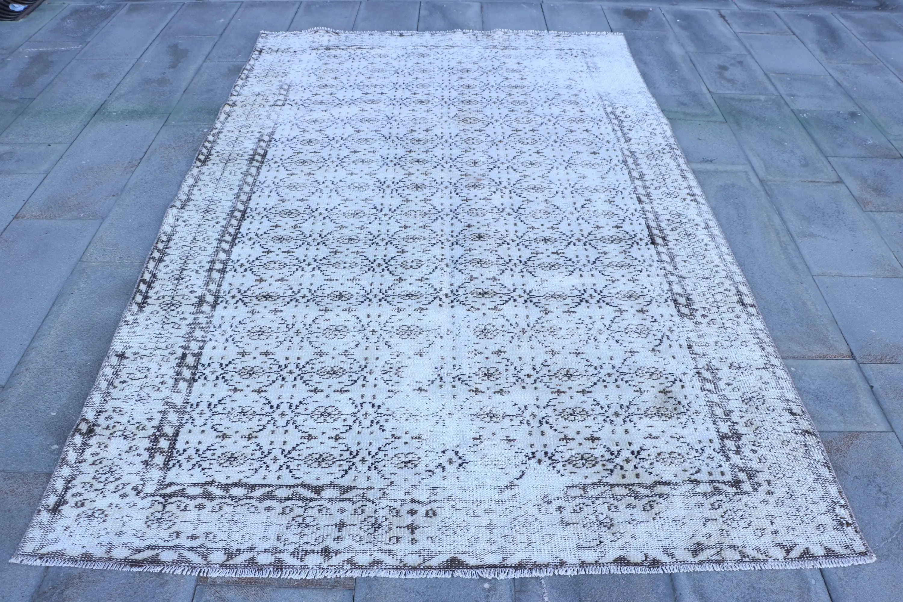 Türkischer Vintage großer Teppich 5,5 x 8,6 Fuß, weiß brauner abstrakter Teppich - 1