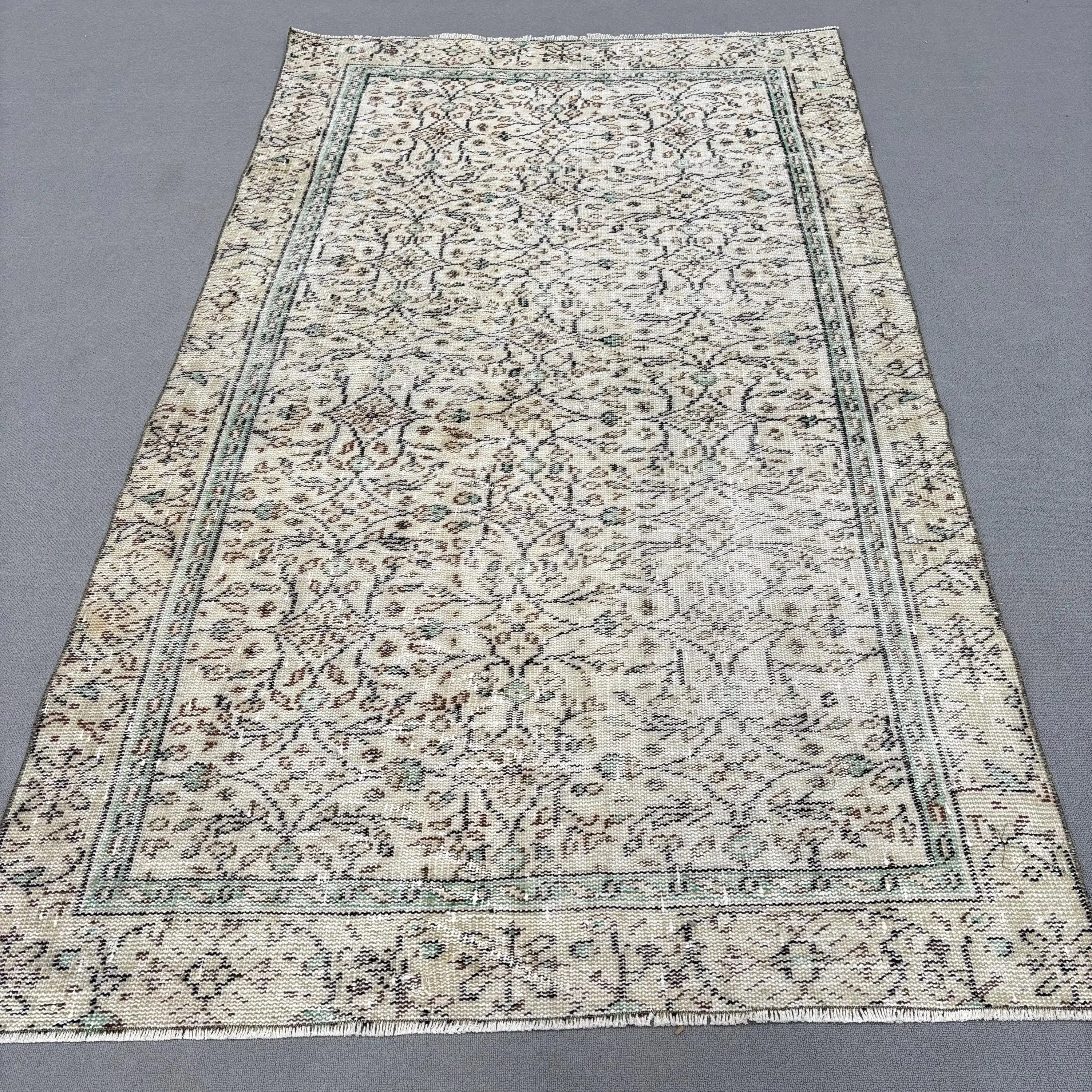 Türkischer Vintage-Teppich, Fläche 142 x 247 cm, weiß karierter Wollteppich - 1