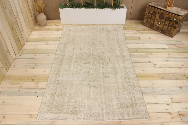 手作りのベージュ&ブラウンの水玉模様のラグ、0.4x8フィート