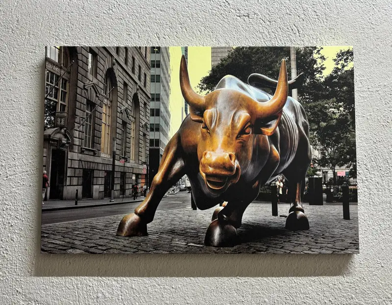 Elegante lienzo de estatua de toro de bronce - Arte paisajístico de Nueva York