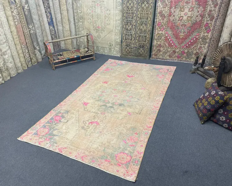 Elegante alfombra rosa, diseño floral y geométrico de 4x7,5 pies