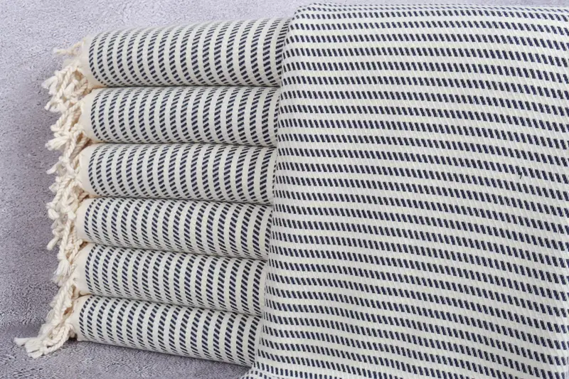 Personalisiertes Strandtuch, marineblau gepunktet, 40 x 71 Zoll