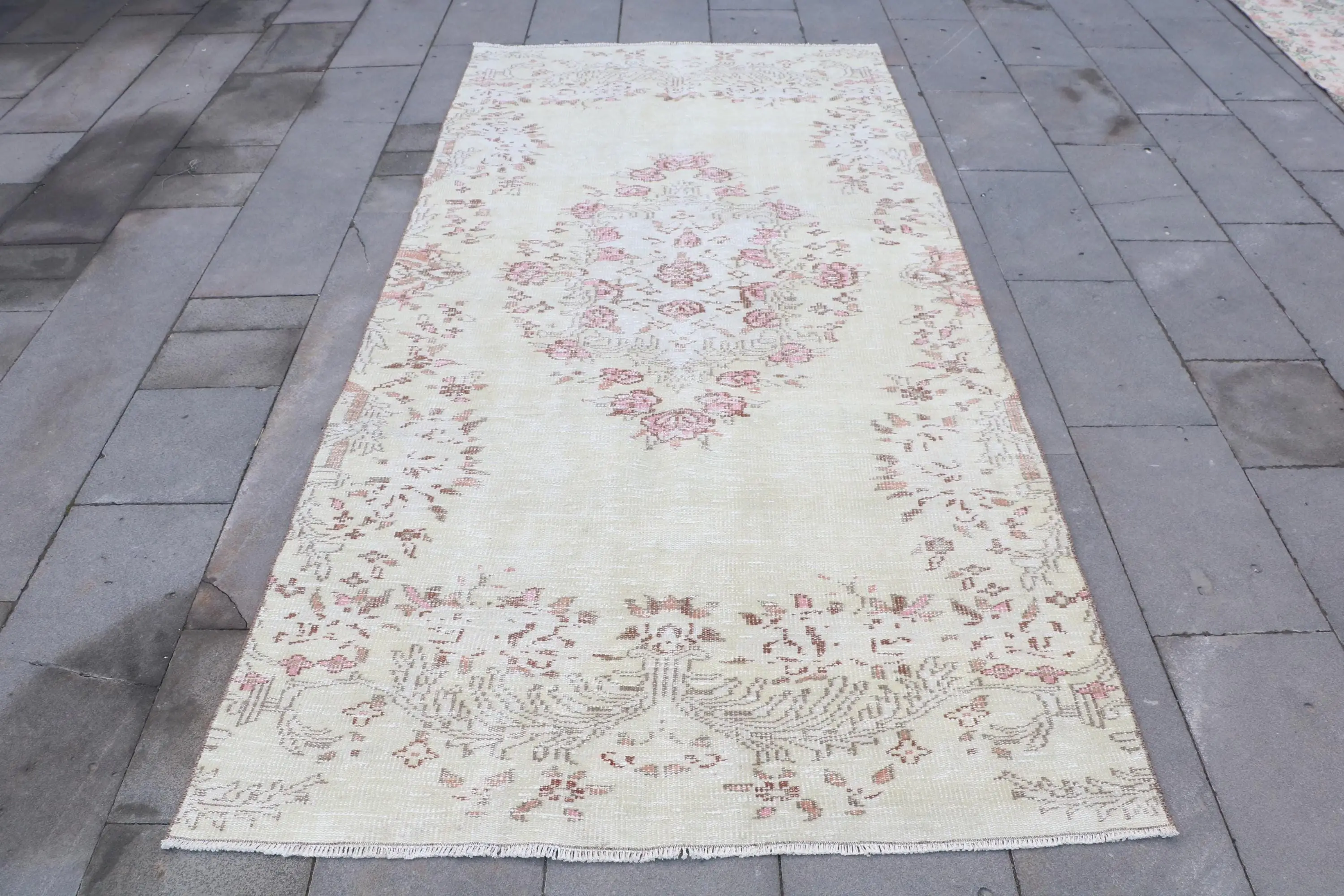 4.3x8.9 ft Vintage Area Rug, White Pink Turkish Animal Print Wool Rug - 1