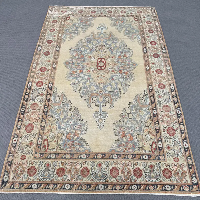 エレガントなベージュのモロッコ風ラグ、4.5x7.1フィート、ブルーのアクセント付き