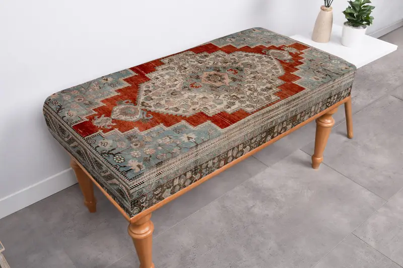 キリム風ブルー＆レッドウールプーフ、多目的オットマン