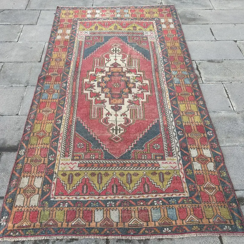 Roter Südwestteppich, 4,2 x 7,8 Fuß mit grünen Akzenten