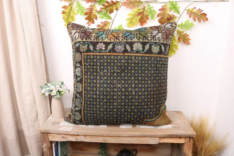 Handgefertigtes lila und grün besticktes Kissen, geometrisches Vintage-Kissen